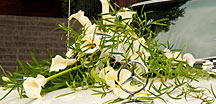 Oldtimer Paradies: Blumenschmuck fürs Hochzeitsauto Oldtimer mit Hochzeitsschmuck